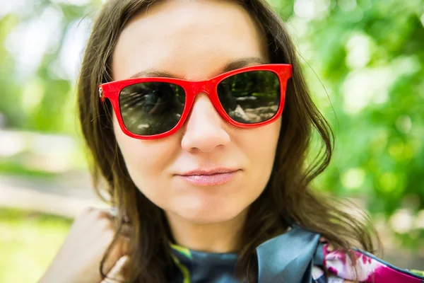 Feliz joven mujer al aire libre —  Fotos de Stock