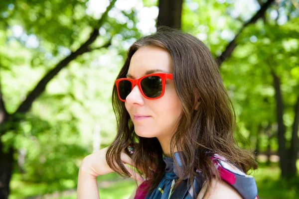 Feliz joven mujer al aire libre —  Fotos de Stock