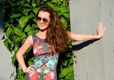 Genç kadın açık havada güneş gözlüğü gülümseyen