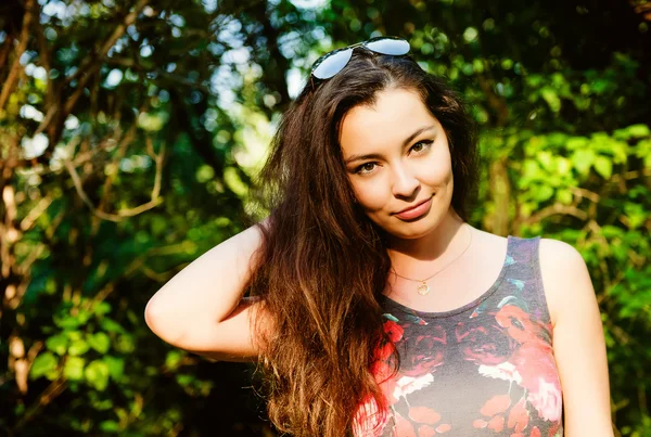 Mujer joven sonriente al aire libre en gafas de sol —  Fotos de Stock