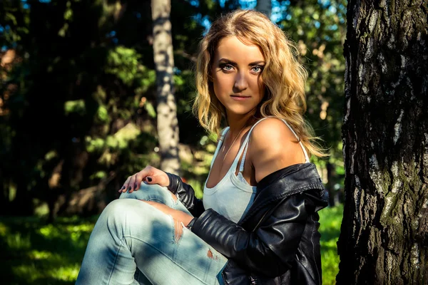 Modní dívka pózuje s koženou bundu — Stock fotografie