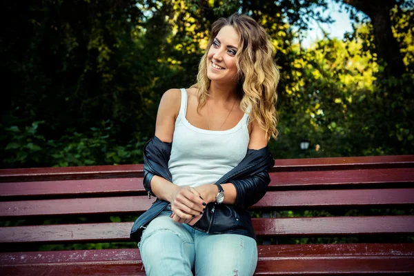 Chica de moda posando con chaqueta de cuero —  Fotos de Stock