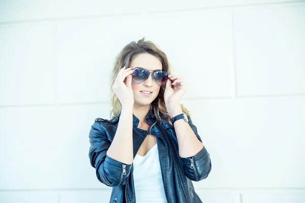 Chica de moda posando con chaqueta de cuero —  Fotos de Stock