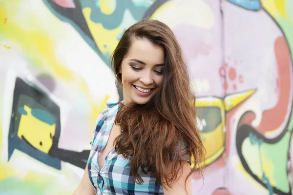 Retrato de una joven sentada en la pared de graffitti —  Fotos de Stock