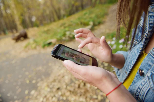 Vrouw met behulp van slimme telefoon buiten — Stockfoto