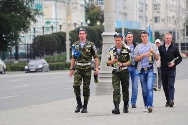 Ekaterinburg - 2 Ağustos: bir bayrak Bayramı, Rus hava saldırı birlikleri 2 Ağustos 2014 yılında Ekaterinburg sırasında yürüyüş ile seferberlik Rus paraşütçüler.