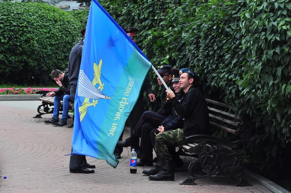 Ekaterinburg - AGOSTO 2: Paraquedistas russos desmobilizados com uma bandeira andando durante a Festa das Tropas de Assalto Aéreo da Rússia em 2 de agosto de 2014 em Ekaterinburg . — Fotografia de Stock