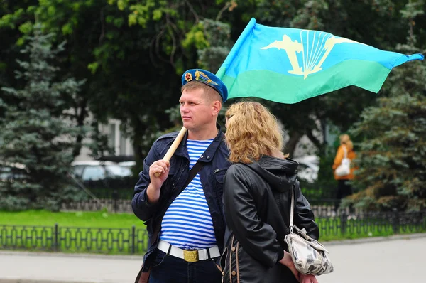 Ekaterinburg - AGOSTO 2: Paraquedistas russos desmobilizados com uma bandeira andando durante a Festa das Tropas de Assalto Aéreo da Rússia em 2 de agosto de 2014 em Ekaterinburg . — Fotografia de Stock