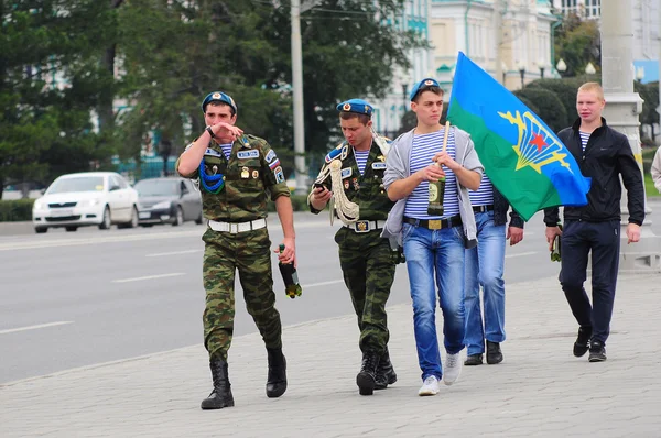 叶卡特琳堡-8 月 2 日: 俄罗斯伞兵复员带有旗帜走在俄罗斯空中突击部队在 2014 年 8 月 2 日在叶卡特琳堡中的盛宴. — 图库照片