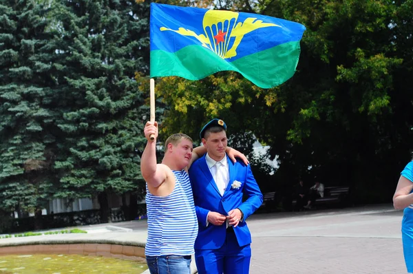Ekaterinburg - AGOSTO 2: Paraquedistas russos desmobilizados com uma bandeira andando durante a Festa das Tropas de Assalto Aéreo da Rússia em 2 de agosto de 2014 em Ekaterinburg . — Fotografia de Stock