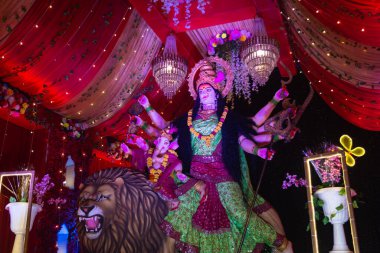 Tanrıça Durga Ganesha ile aslana biniyor, canlı festival idolü