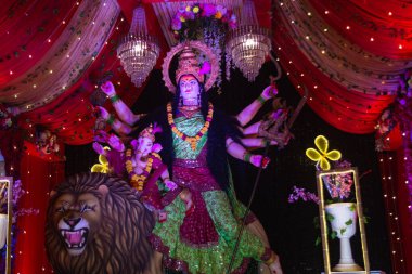 Tanrıça Durga Ganesha ile aslana biniyor, canlı festival idolü