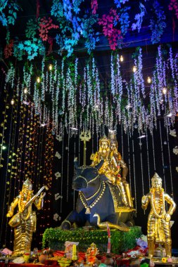 Lord Shiva ve Tanrıça Parvati Nandi 'de.