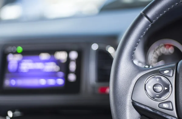 Ljud kontrollknappar på ratten på en modern bil — Stockfoto