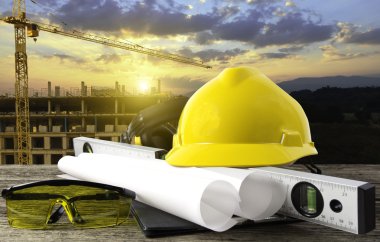 Tablo planı ve plan dayanıklı binasında çalışan mühendis
