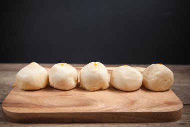 Geleneksel Çince Breaded ahşap plaka üzerinde kek.