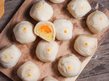 Geleneksel Çince Breaded ahşap plaka üzerinde kek.