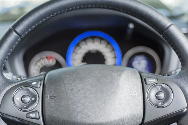 Modern bil belysta dashboard och ratt — Stockfoto