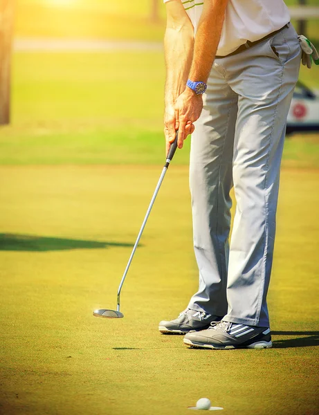 Golfspelare körde bollen i hålet, vintage färg — Stockfoto