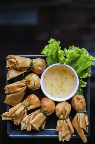Tanga Toong, comida tailandesa, wontons orientales fritos llenos de p —  Fotos de Stock