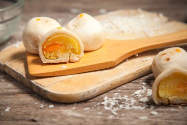 Geleneksel Çince Breaded ahşap plaka üzerinde kek.