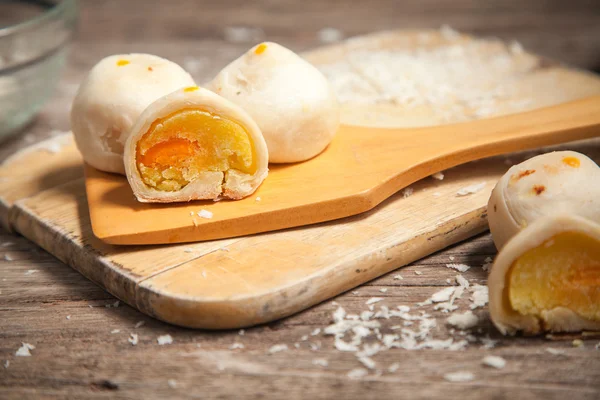 Geleneksel Çince Breaded ahşap plaka üzerinde kek.