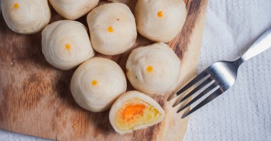 Geleneksel Çince Breaded ahşap plaka üzerinde kek.