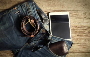 Kot cüzdan ve kemer saatler vie gözlük ahşap arka plan, üst üzerinde