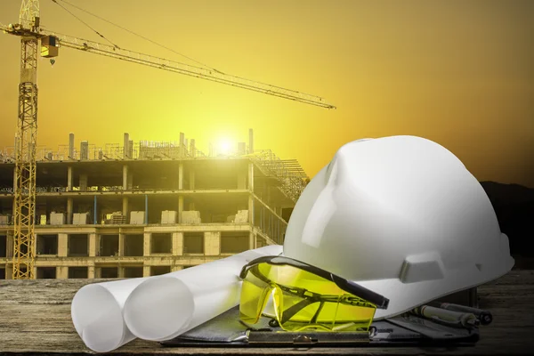 Plano de mesa de trabalho engenheiro e planta no edifício constructi — Fotografia de Stock