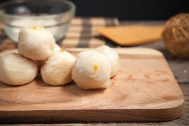 Geleneksel Çince Breaded ahşap plaka üzerinde kek.