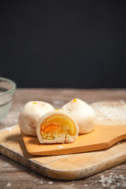 Geleneksel Çince Breaded ahşap plaka üzerinde kek.