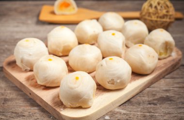 Geleneksel Çince Breaded ahşap plaka üzerinde kek.