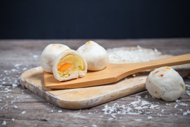 Geleneksel Çince Breaded ahşap plaka üzerinde kek.