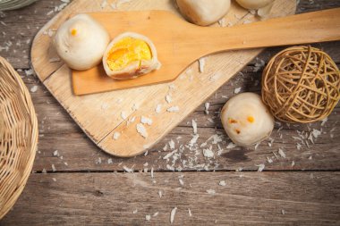 Geleneksel Çince Breaded ahşap plaka üzerinde kek.