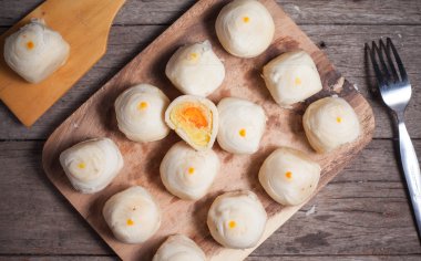 Geleneksel Çince Breaded ahşap plaka üzerinde kek.