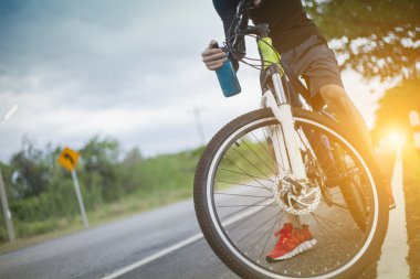 Bir yol açık havada günbatımında binmek adam