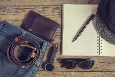 Kot cüzdan ve kemer saatler gözlük ahşap arka plan, üstten görünüm