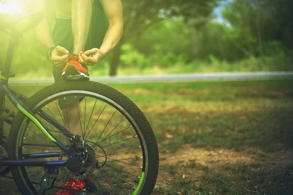 Kerékpáros ember lába, hegyi biciklizés, nap Jogdíjmentes Stock Fotók