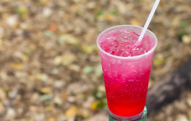 Kırmızı soğuk içecek su kabarcık kahverengi ou karşı ile plastik kap içinde