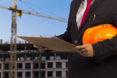 bina projesi üzerinde ilerleme isteyen mühendis