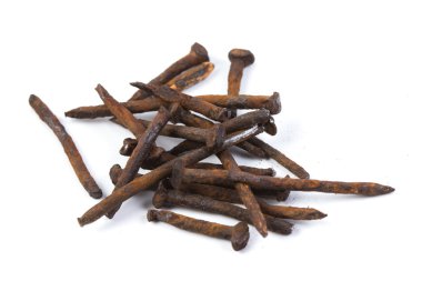 Beyaz arka plan üzerinde eski paslı çivi