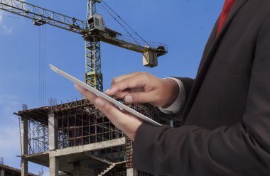 İşadamı yeni highrise apartmanlar arka plan üzerinde