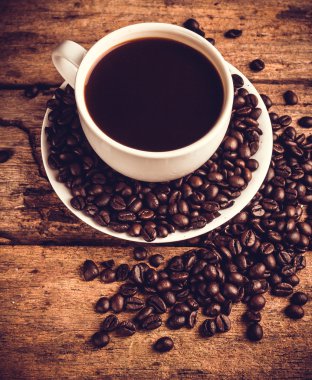 Kahve fincanı ve çay tabağı ahşap bir masada.. 