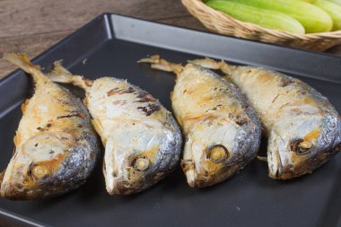 Kızarmış uskumru ahşap arka plan ile kısa gövdeli