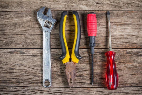 Ahşap panelindeki araçlar kümesi