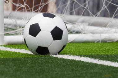 Futbol sahasında futbol topu