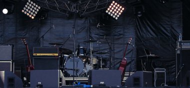 Sahnede müzik aletleri