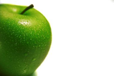 Yeşil Elma beyaz arkaplanda izole edildi