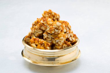 Fıstık ezmesi, çıtır çıtır fıstık, çok sağlıklı ve lezzetli bir atıştırmalık, beyaz desenli arka planda düzenlenmiş..