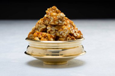 Fıstık ezmesi, çıtır çıtır tatlı fıstık. Çok sağlıklı ve lezzetli bir atıştırmalık. Beyaz desenli, seçici bir odak noktası var..